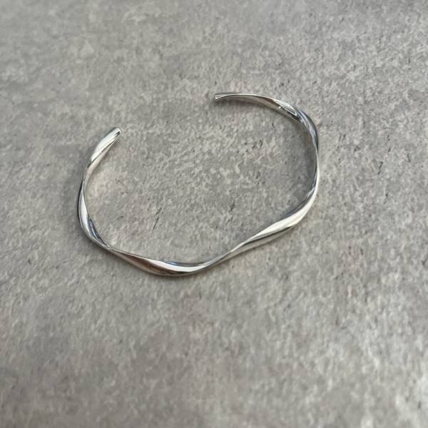 一癖アリがたまらん！【BEAUTY&YOUTH】ギフトにもぴったりな「シルバーバングル」