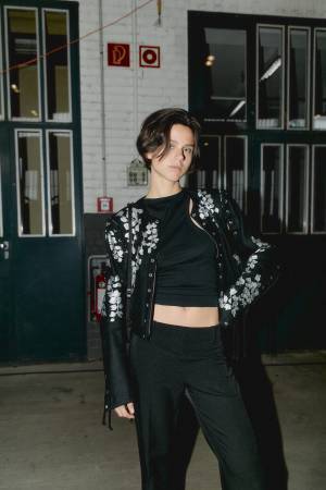 ファッションウィークスナップ 抜け感のあるオールブラックスタイル