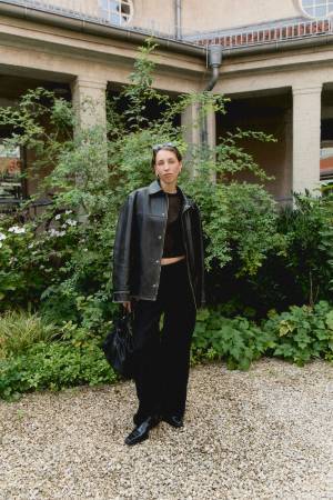 ファッションウィークスナップ 抜け感のあるオールブラックスタイル