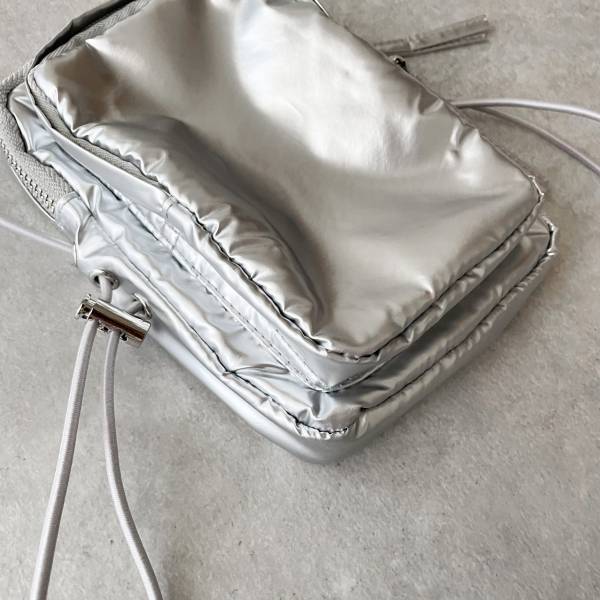 バズり「ミニショルダー」再登場！【3COINS】旬なメタリックカラーがgood☆