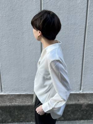 シルエット感動レベル！【ユニクロ】とろツヤ ＆ 華奢見え「サテンブラウス」