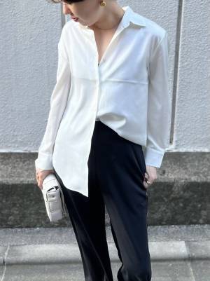 シルエット感動レベル！【ユニクロ】とろツヤ ＆ 華奢見え「サテンブラウス」