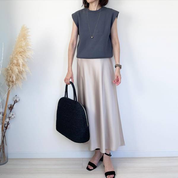 こりゃ最高！！【ユニクロ】光沢感が上品見えする♡「サテンスカート」