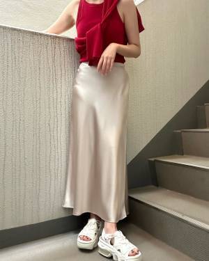 こりゃ最高！！【ユニクロ】光沢感が上品見えする♡「サテンスカート」