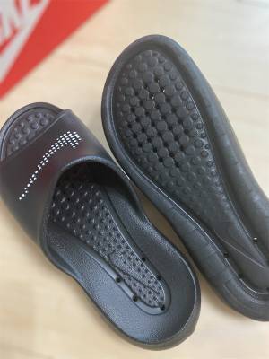 水辺のレジャーにもってこい！【NIKE】水はけ良好「スライドサンダル」