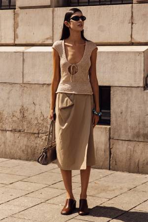 暑い日には柔和な「ニュアンスカラー」で涼しげに！ 【ストリートスナップ】