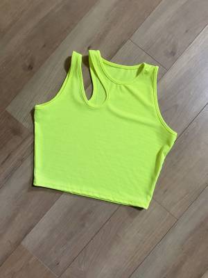 スポーティ ＆ キレイめに着られる！【SHEIN】ネオンカラーの「変形タンク」着回し3選