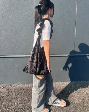 シンプルコーデのアクセントに！【GU】秋先取り♡「ベロアフリルバッグ」