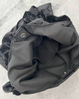 シンプルコーデのアクセントに！【GU】秋先取り♡「ベロアフリルバッグ」