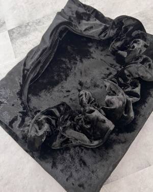 シンプルコーデのアクセントに！【GU】秋先取り♡「ベロアフリルバッグ」