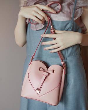 「さりげないハート」にきゅん♡ 【VIS】大人可愛い「旬バッグ」