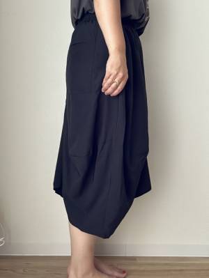 まるでサルエルパンツ！？【SHEIN】コーデの主役になる「デザインスカート」