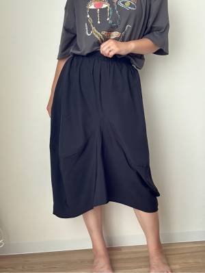 まるでサルエルパンツ！？【SHEIN】コーデの主役になる「デザインスカート」