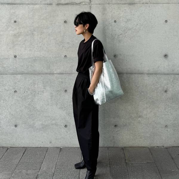 オシャレな人は持っている！？ 旬コーデに欠かせない【メタリックバッグ】