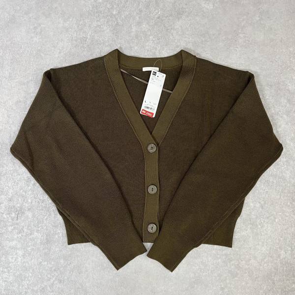 ワゴンで発見！【GU】「秋色クロップドカーデ」が590円！？
