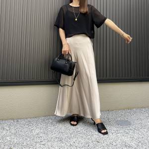 黒トップスと相性抜群！！【ユニクロ】「サテンスカート」推し色はナチュラル！