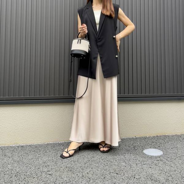 黒トップスと相性抜群！！【ユニクロ】「サテンスカート」推し色はナチュラル！