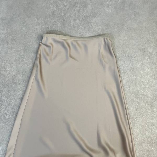 黒トップスと相性抜群！！【ユニクロ】「サテンスカート」推し色はナチュラル！