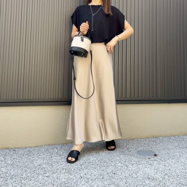 黒トップスと相性抜群！！【ユニクロ】「サテンスカート」推し色はナチュラル！