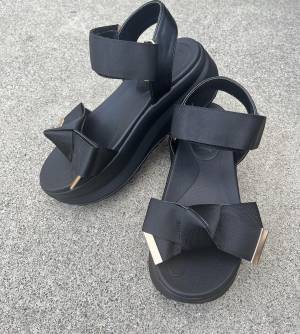 いつものコーデが華やかに！ リボンが目を惹く♡【旬サンダル】