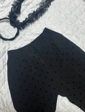 脚キレイに見える！！【Re:EDIT】黒ドットが大人っぽい「テーパードパンツ」