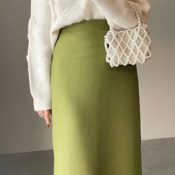 色で “秋” を先取り！【しまむら】立体的な生地が高見え「タイトスカート」