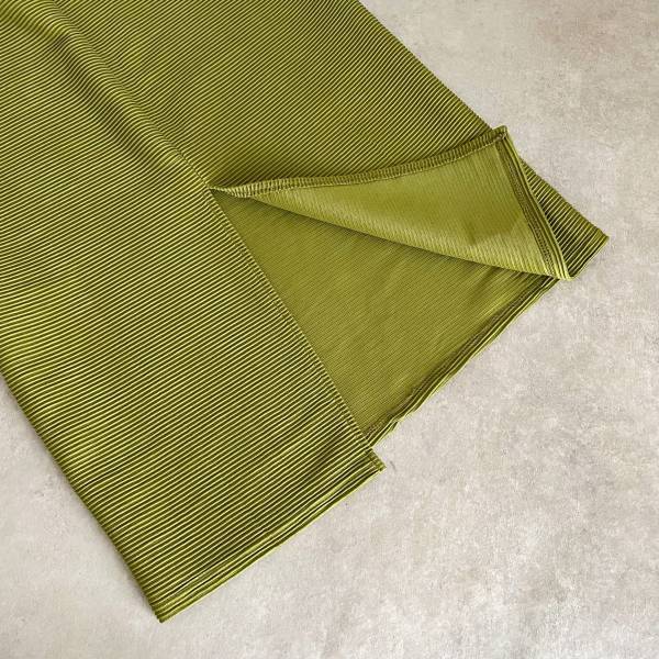 色で “秋” を先取り！【しまむら】立体的な生地が高見え「タイトスカート」