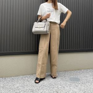 SNSでも人気！【ユニクロ】「ワイドチノパン」ロゴT合わせで大人カジュアルに！