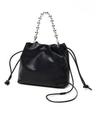 「やっぱり一番頼れる♡」大人コーデの相棒【黒バッグ】