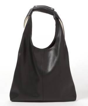 「やっぱり一番頼れる♡」大人コーデの相棒【黒バッグ】