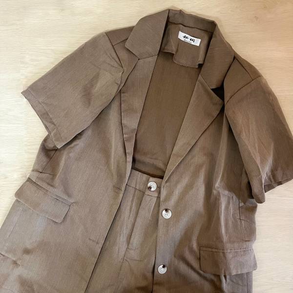 小柄さんにイチオシ！！【kanaji】カーキの「セットアップ」が使える！