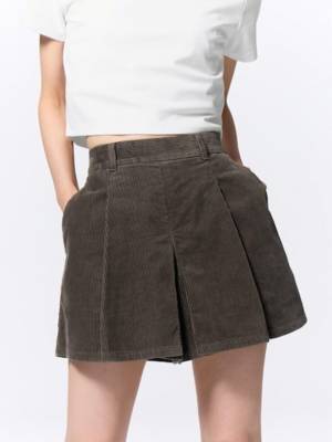 ミニ丈でも怖くない！【GU】今狙うべきは、インナーパンツ付きの「スコート」