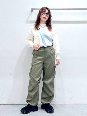 秋は『カーキ』一択ッ！！ 着るだけでトレンド感が出る「最旬ボトムス」