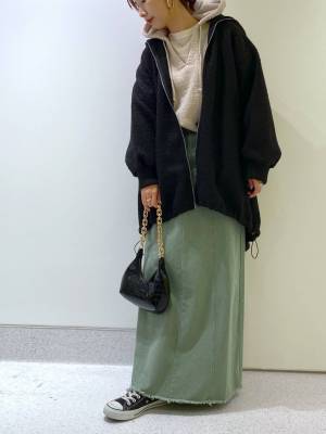 秋は『カーキ』一択ッ！！ 着るだけでトレンド感が出る「最旬ボトムス」