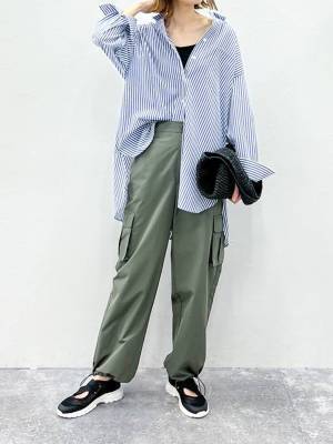 秋は『カーキ』一択ッ！！ 着るだけでトレンド感が出る「最旬ボトムス」