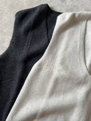 2色買いして大正解！！【ユニクロ】着痩せ秋アイテム「Vネックベスト」　
