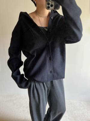 この秋絶対買うべきッ！？【ユニクロ】肉厚で高見えする「メンズカーディガン」