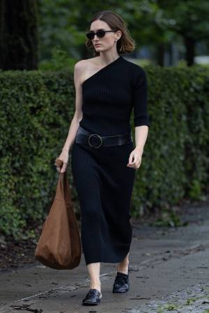 モードなお洒落を追求するなら「ワンショルダー」で勝負！ 【ストリートスナップ】