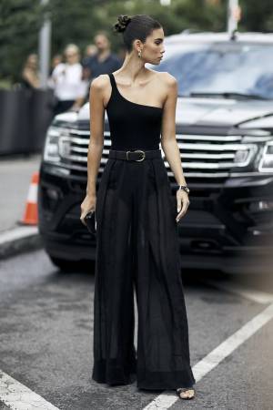 モードなお洒落を追求するなら「ワンショルダー」で勝負！ 【ストリートスナップ】