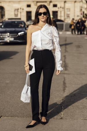 モードなお洒落を追求するなら「ワンショルダー」で勝負！ 【ストリートスナップ】