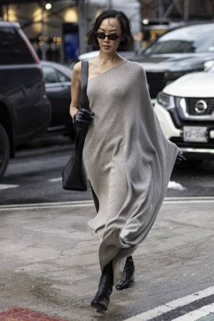 モードなお洒落を追求するなら「ワンショルダー」で勝負！ 【ストリートスナップ】