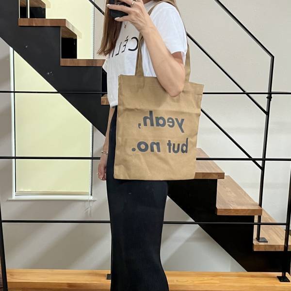 これで1,000円以下は買いッ！【SHEIN】秋っぽカーキの「ロゴ入りトートバッグ」