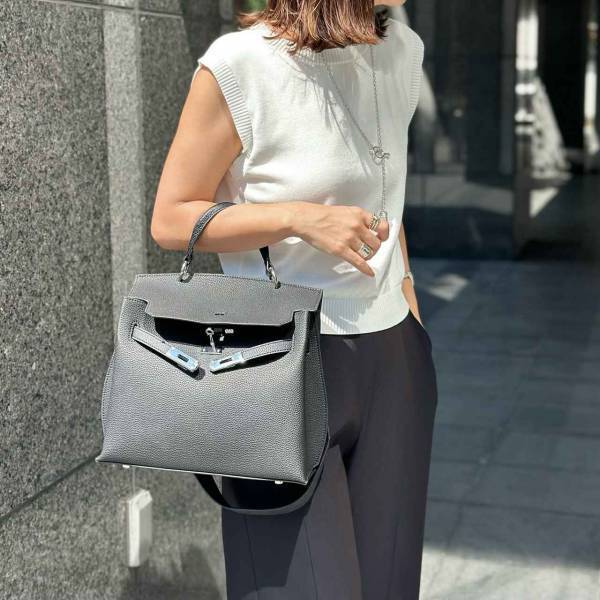 シンプルなのにおしゃれ♡ 大人上品に決まる【秋のモノトーンコーデ】