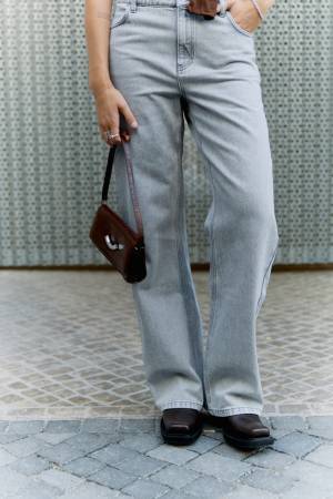 モデル兼クリエイター、ジャクリーン・ツェルヴィスが纏う今季トレンド