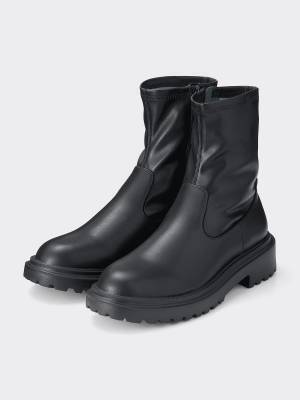 デザインもお値段も可愛いのでは！？【GU】の「最旬ブーツ」で足元から秋仕様に♡