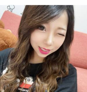 スナック感溢れるライブ配信が人気の新人ライバー