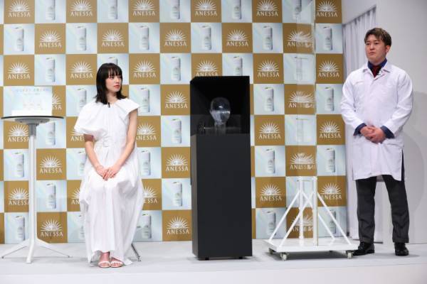 小松菜奈、アネッサ新ミューズに就任、美肌“三種の神器”は「アネッサ、ベッド、納豆」その理由は？