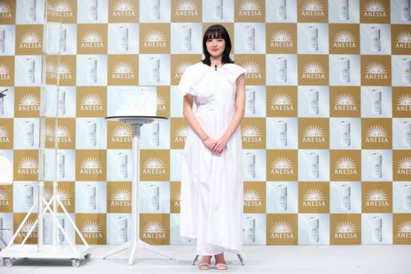小松菜奈、アネッサ新ミューズに就任、美肌“三種の神器”は「アネッサ、ベッド、納豆」その理由は？