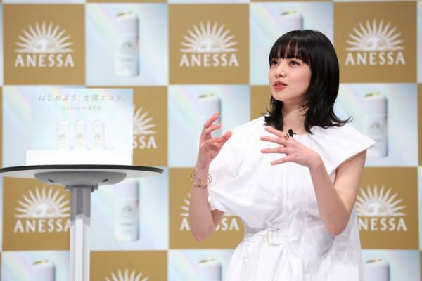 小松菜奈、アネッサ新ミューズに就任、美肌“三種の神器”は「アネッサ、ベッド、納豆」その理由は？