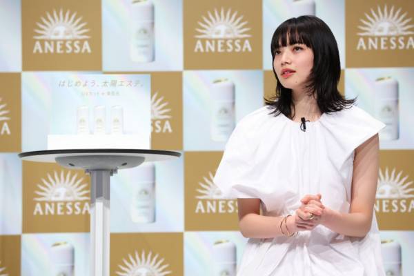 小松菜奈、アネッサ新ミューズに就任、美肌“三種の神器”は「アネッサ、ベッド、納豆」その理由は？